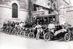 1923-soci-del-1^-motoclub-di-Carpi-corriera-valenti-1-Valenti-era-nato-nel-1900-preciso