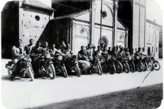 1935-ca-soci-motoclub-di-carpi-davanti-alla-sagra