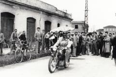 1950-ca-Competizione-moto-a-Carpi-06-porta-barriera