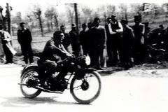 1950-ca-passaggio-di-motociclista-a-carpi