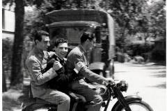 1951-due-finanzieri-col-in-mezzo-Filoni-agente-di-PS-Carpi-Moto-MV