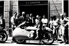 1953-Concessionario-Moto-Guzzi-Cadossi-500-cc-da-corsa-Vie-Berengario-e-T-Trieste-1