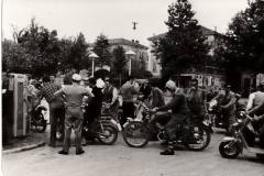 1955-motoraduno-a-Carpi-viale-Cavallotti-2-In-primo-piano-Storchi-La-bella-Pira-cuffia-testa-inclinata