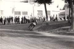 1956-circuito-di-Carpi-02-in-curva-da-viale-ariosto-a-viale-de-amicis