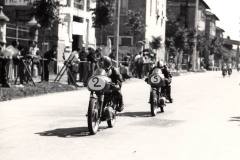 1956-circuito-di-Carpi-09-col-N-2-Giorgio-Sgarbi-in-testa-viale-N-Biondo