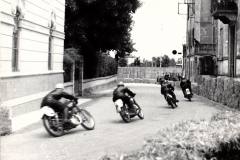 1956-circuito-di-Carpi-10-via-Voltuno-a-sn-casa-Ferrari-1956