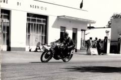 1956-circuito-di-Carpi-11-col-N-2-Giorgio-Sgarbi-in-testa-distributore-di-viale-N-Biondo