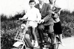 1956-famiglia-carpigiana-in-lambretta