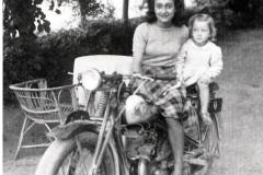 1956-madre-e-figlia-su-moto-carpi