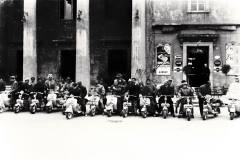 1956-raduno-lambretta-piazza-04-caffe-teatro