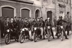 1957-Alcuni-soci-del-MotoClub-di-Carpi-in-Corso-Roma-2°-da-dx-Croci