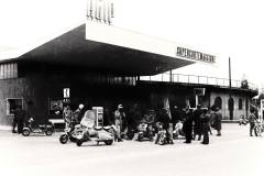 1959-vespa-e-lambrette-Carpi-ditributore-AGIP-stadio-01