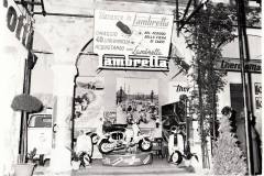 1960-mostra-industria-carpigiana-cortile-eden-stand-lambretta