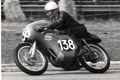 1972-Aldo-Larcher-taxista-carpigiano-campione-italiano-125-cc-juniores-su-Aermacchi